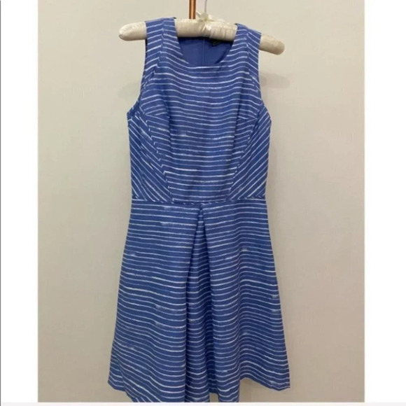 GAP - Linen Blend Fit Flare Dress - Picture 2 of 5